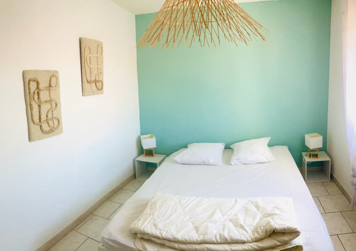 Ოთახი მთებს გადაჰყურებს 