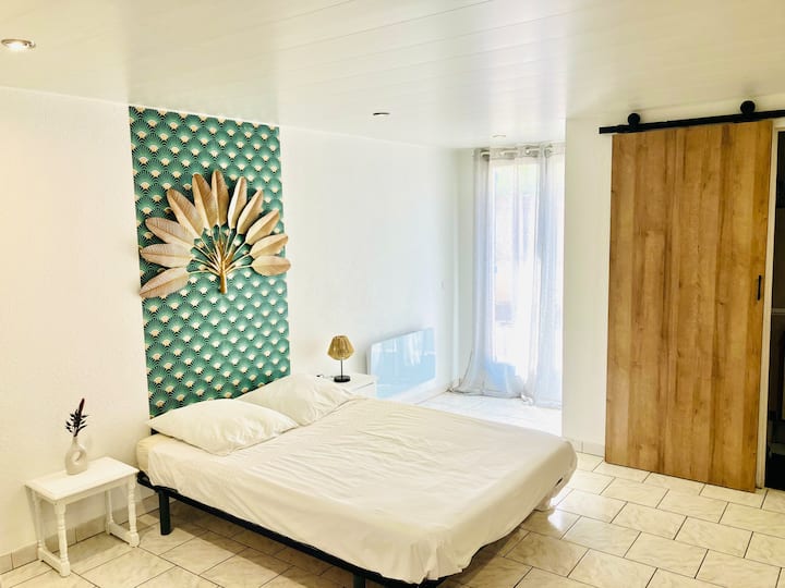 დიდი საძინებელი საშხაპე ოთახით პირველ სართულზე 