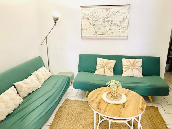 საჭიროებისამებრ, სკამები იკეცება, რომ უკეთ დაიძინოთ 