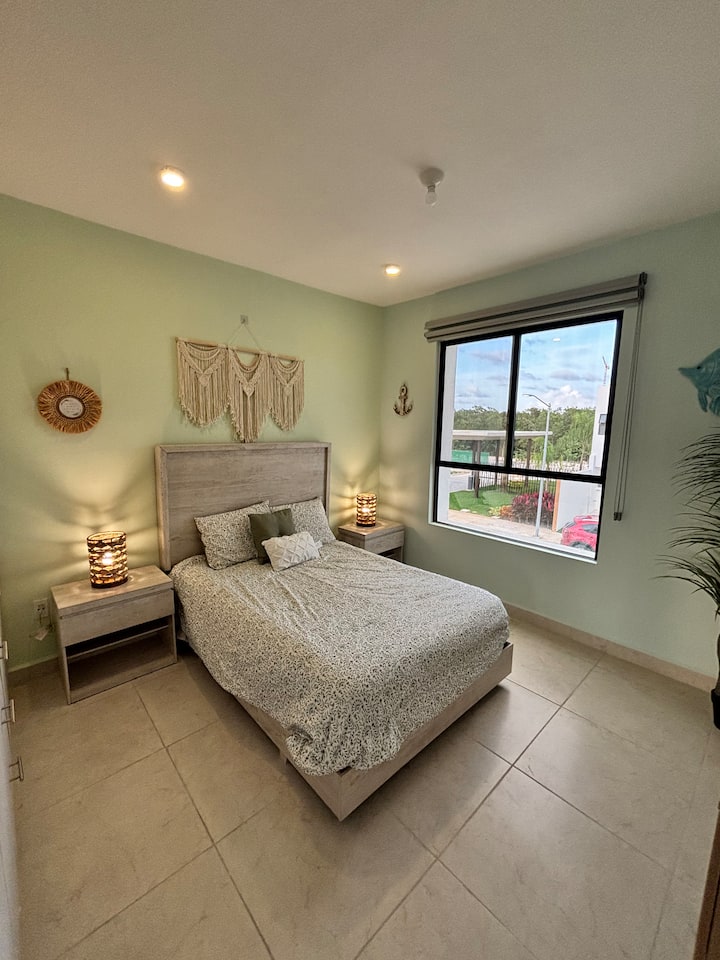 ¡Esta segunda habitación cuenta con un amplio armario y una cama completa, que ofrece un alojamiento cómodo para ti y tu estancia!
