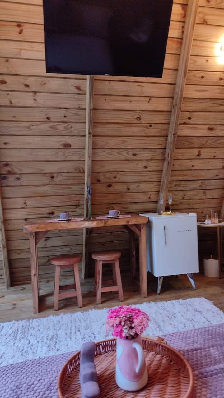 El espacio tiene una mesa de comedor y minibar, ofreciendo más practicidad durante la estancia