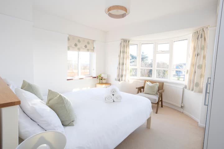 Another king room, this sunny bedroom overlooks the garden and also enjoys a sea view. There's a huge wardrobe for your holiday gear and super comfy bedding too. You'll love a morning coffee looking out over Swanage.