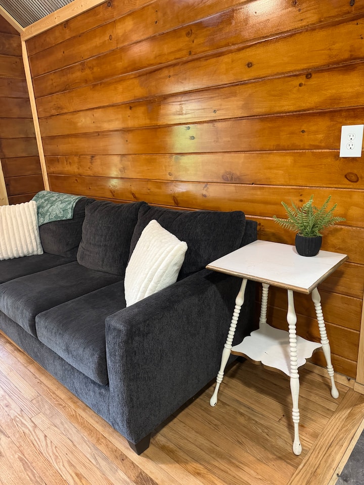 Sofá para mayor espacio para dormir. No se despliega en la cama. 