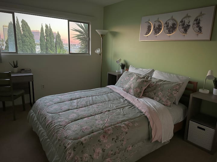Charming Spot With A Massive Tv - Manhattan Beach, CA