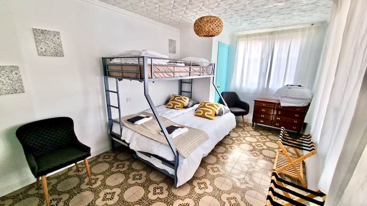 Manželská posteľ s dvojitou poschodovou posteľou a trundle. 