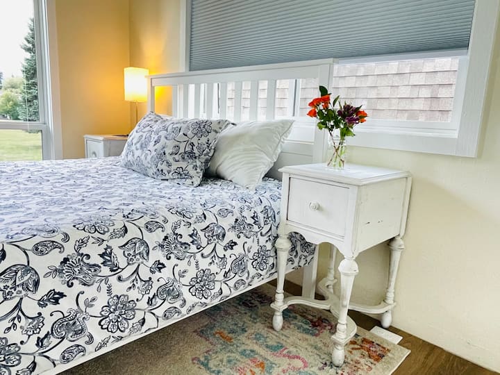 Cómoda cama tamaño queen: persianas opacas en todas las ventanas del dormitorio.