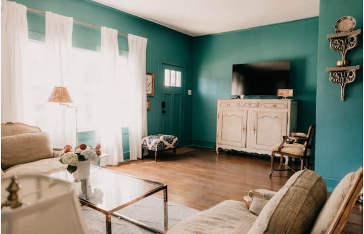 Walkable Downtown | 4 Bedroom | Sleeps 8 | Updated - Lafayette, LA