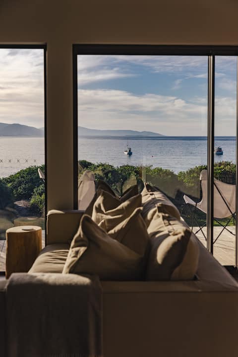 Cooinda - Absolute Beachfront, Views & Sauna