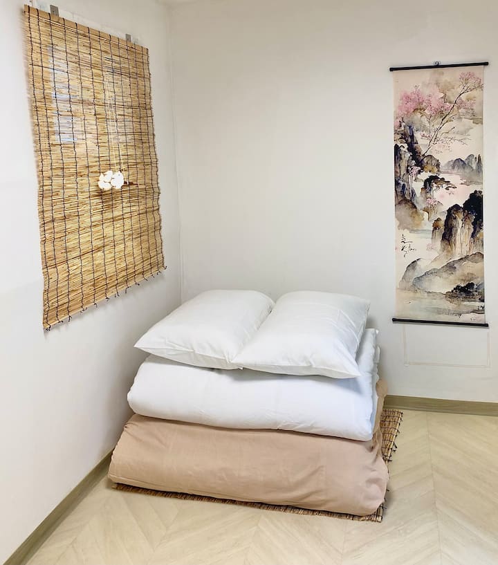 זה חדר שבו אפשר לחוות בית האנוק מסורתי, ואפשר להרגיש את החמימות של חדר האונדול עם שמיכה על הרצפה:) 