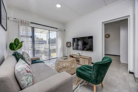 Boho Escape: 2 Bed 2 Bath (Power Back Up) Fourways