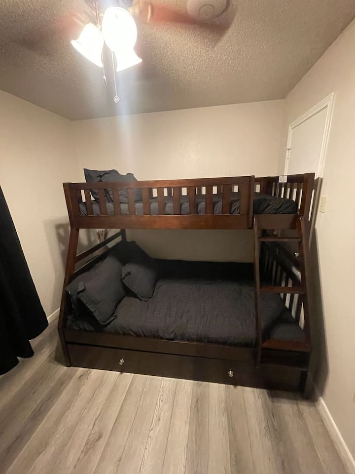 Ისიამოვნეთ კაბინით 3-4 ადამიანისთვის. Ორსართულიან საწოლებს აქვს დამატებითი მძინარეებისთვის განკუთვნილი: უშუქო ფარდები და ტელევიზორი თქვენი თამაშის რჩევისთვის. 