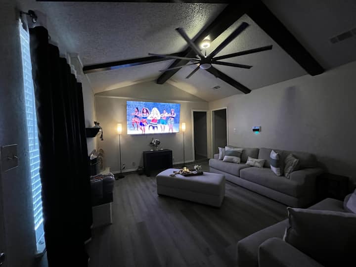 Დატკბით მყუდრო ტახტებით მომუშავე ბუხრის სითბოთი. Უსაფრთხოების მიზნით, მხოლოდ ზრდასრულებს შეუძლიათ ბუხრის დანთება 85-დუიმიანი ტელევიზორით. Ამ მრავალმხრივ საცხოვრებელ სივრცეში, ასევე, ტელევიზორის ქვეშ დგას მაგიდა, რომელიც მაქსიმუმ 12 ადამიანისთვის განკუთვნილ სასადილო სივრცეს ქმნის.



