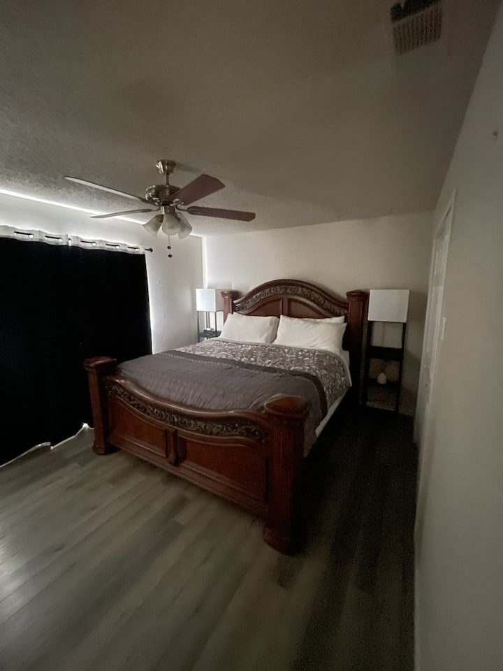 Გიწვევთ, გაისეირნოთ ჩვენს ფართო საძინებელში, რომელშიც დგას ლუქს-კლასის დიდი ზომის საწოლი უშუქო ფარდებით - იდეალურია ხანგრძლივი ღამის შემდეგ დასაძინებლად. Ოთახი, ასევე, გამოირჩევა საკუთარი სააბაზანოთი თქვენი კომფორტისთვის და კომფორტისთვის.

