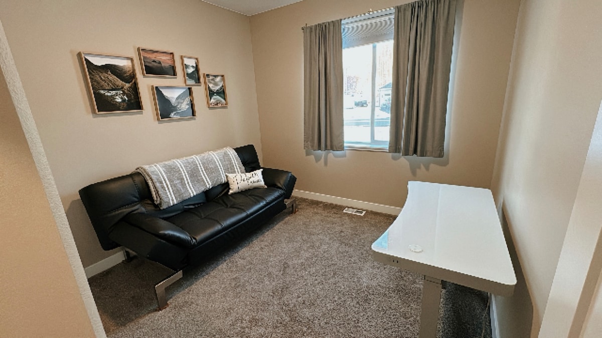 Prachtige werkruimte, maar heeft ook een geweldige futon die uitklapt. We hebben een 3 in memory foam topper waardoor het een gezellige plek is om te slapen!