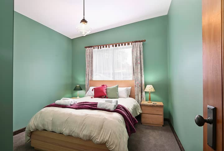 Manteniéndose dentro de la historia de la ciudad, ambos dormitorios principales tienen hermosas suites de dormitorio Mountain Ash, con colchones de lujo y acogedores colchones. Sumérgete y deja que todos los problemas se alejen.