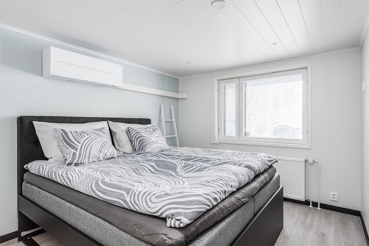 Спалната соба долу.