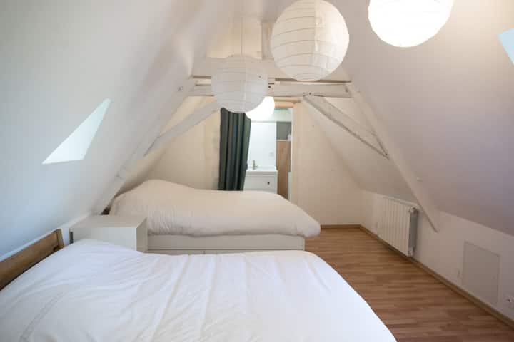 Spavaća soba s dva bračna kreveta 