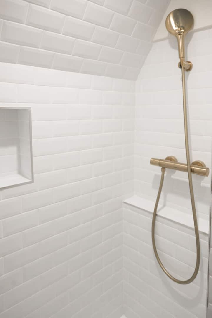 La habitación tiene un cuarto de baño con ducha fregadero inodoro 