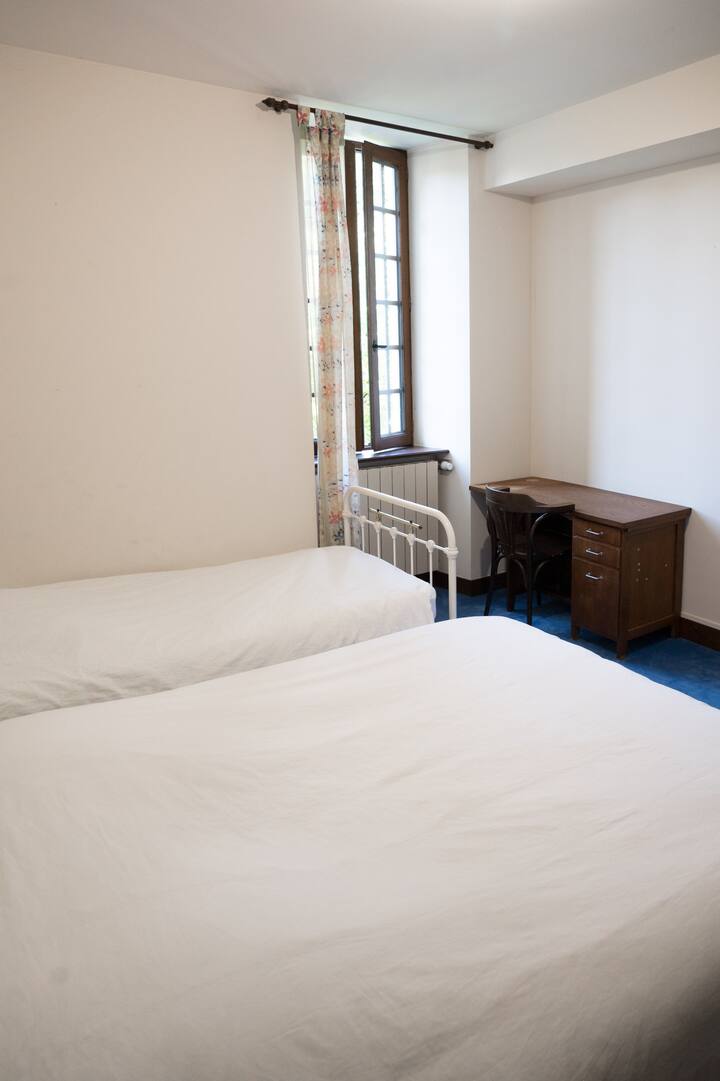 Habitación de arriba
una cama de matrimonio una cama individual 