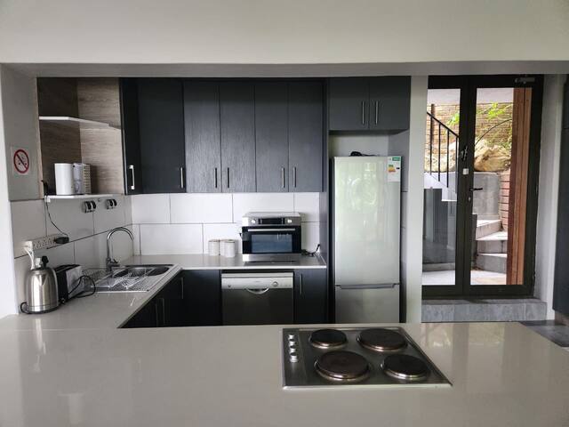 9 bedroom in Gordonsbay gallery image 5