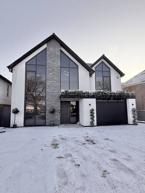 Luxurious 5* Home with Spa & Heated Pool sleeps 12