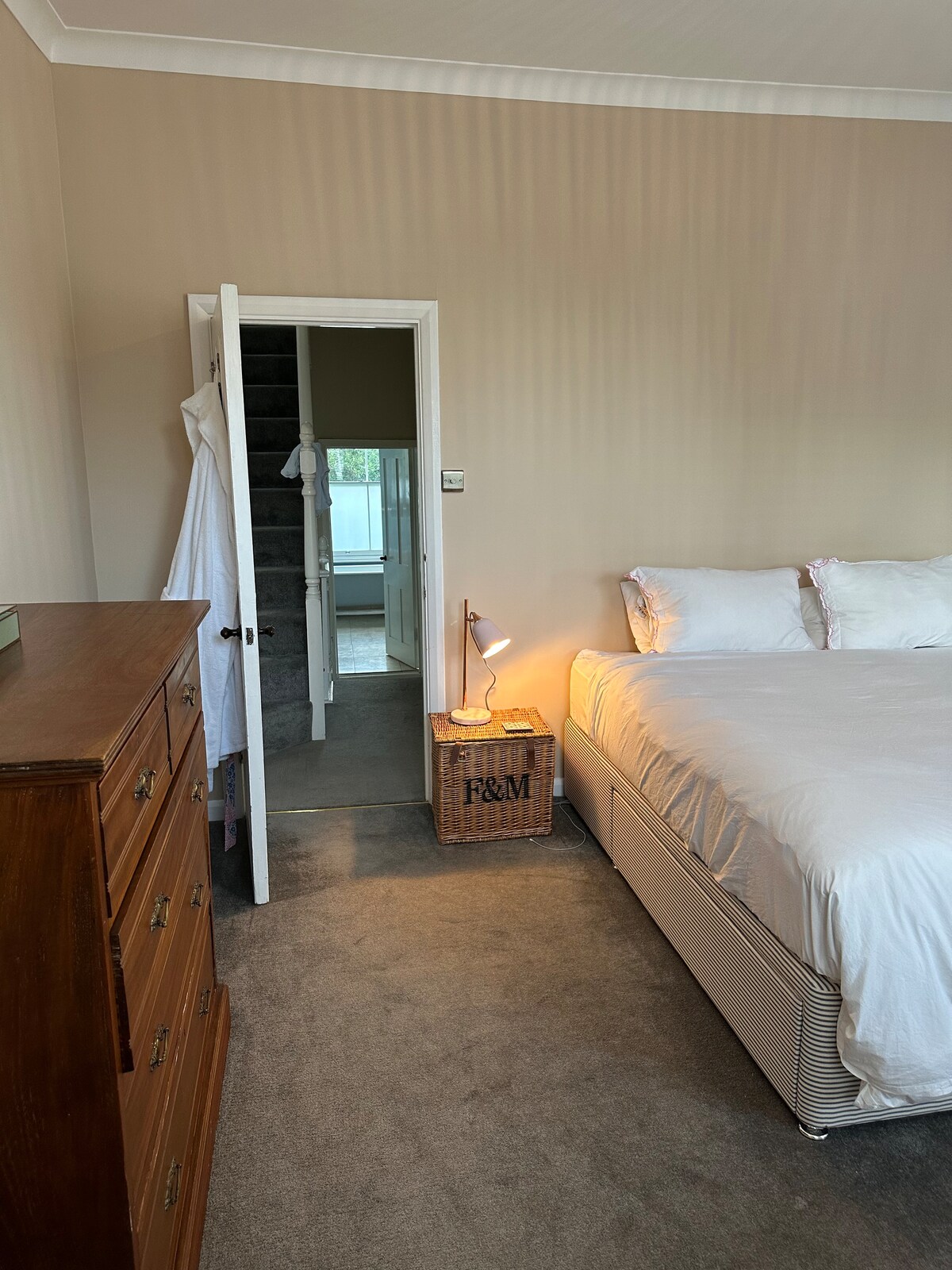 מיטת קינג סייז - מצעים ומגבות - שידת מגירות גדולה - שני ארונות 