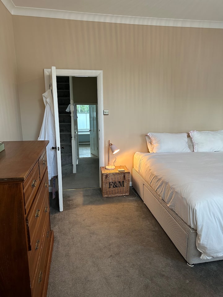 加大双人床-床上用品和毛巾-大抽屉柜-两个橱柜 