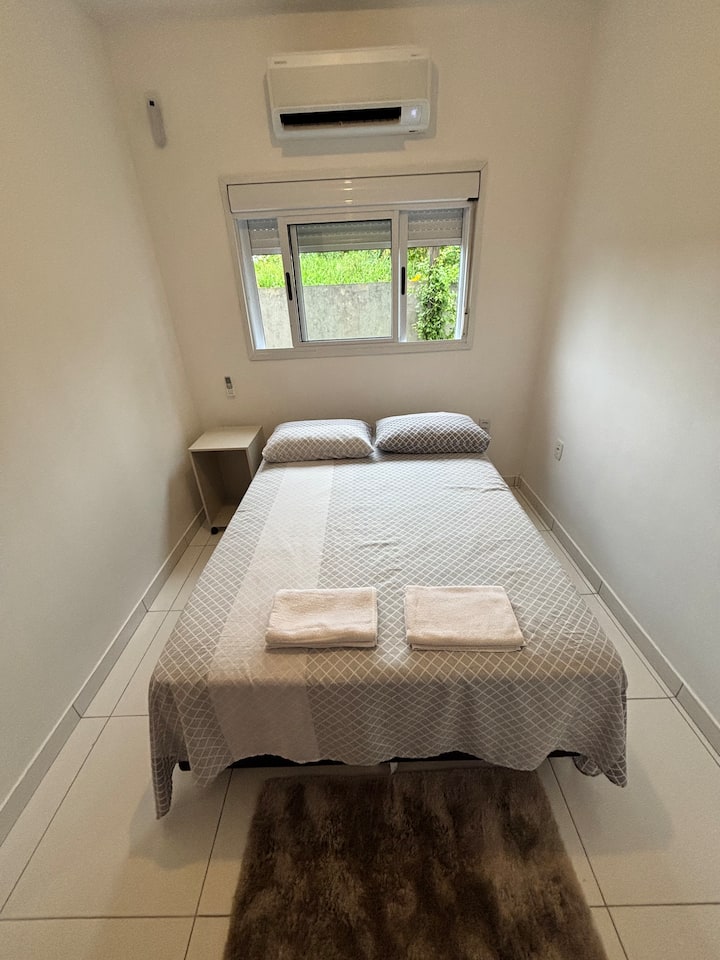 Спалня с двойно легло, климатик 12 000 Btu, 2 възглавници, чаршаф, одеяло,
2 хавлии за тяло, прозорец с интегрирана щора (за затъмняване), килим и закачалка за дрехи с закачалки.
