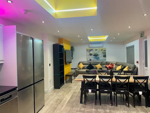 Top Airbnb: Light & Spacious 6 Bed House in Hurn