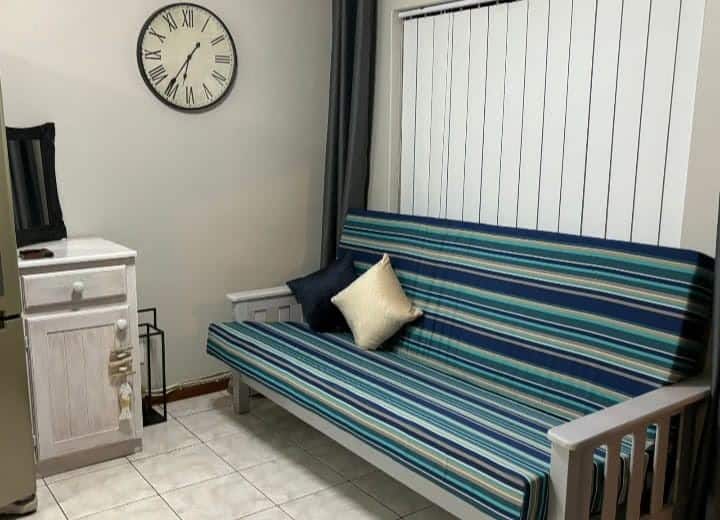 2 أرائك للنوم ومنطقة لتناول الطعام ومنطقة براي داخلية. (يتوفر دش ومرحاض وحوض) في الطابق السفلي