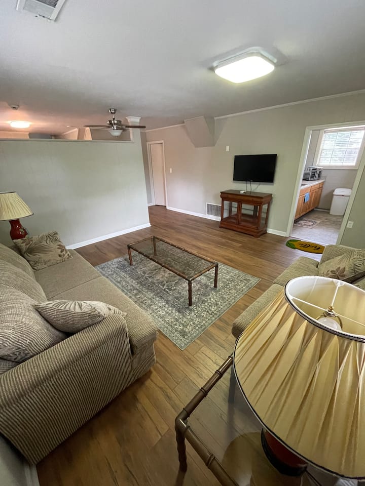 Cozy Flat, Super Central Location - 펜서콜라