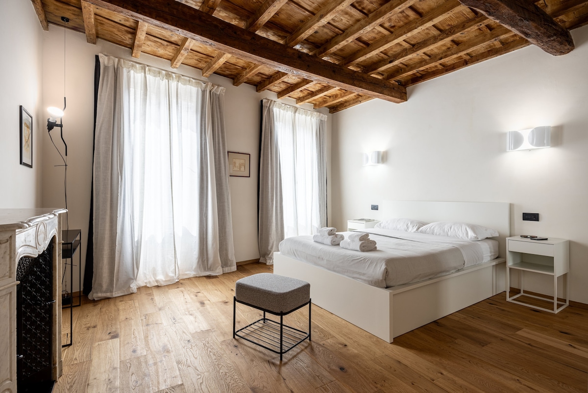 Një dhomë gjumi kryesore me një krevat dopio "queen" dhe një ajër të kondicionuar të rehatshëm.
Dritaret e papërshkueshme nga zëri për një qëndrim të qetë, 

