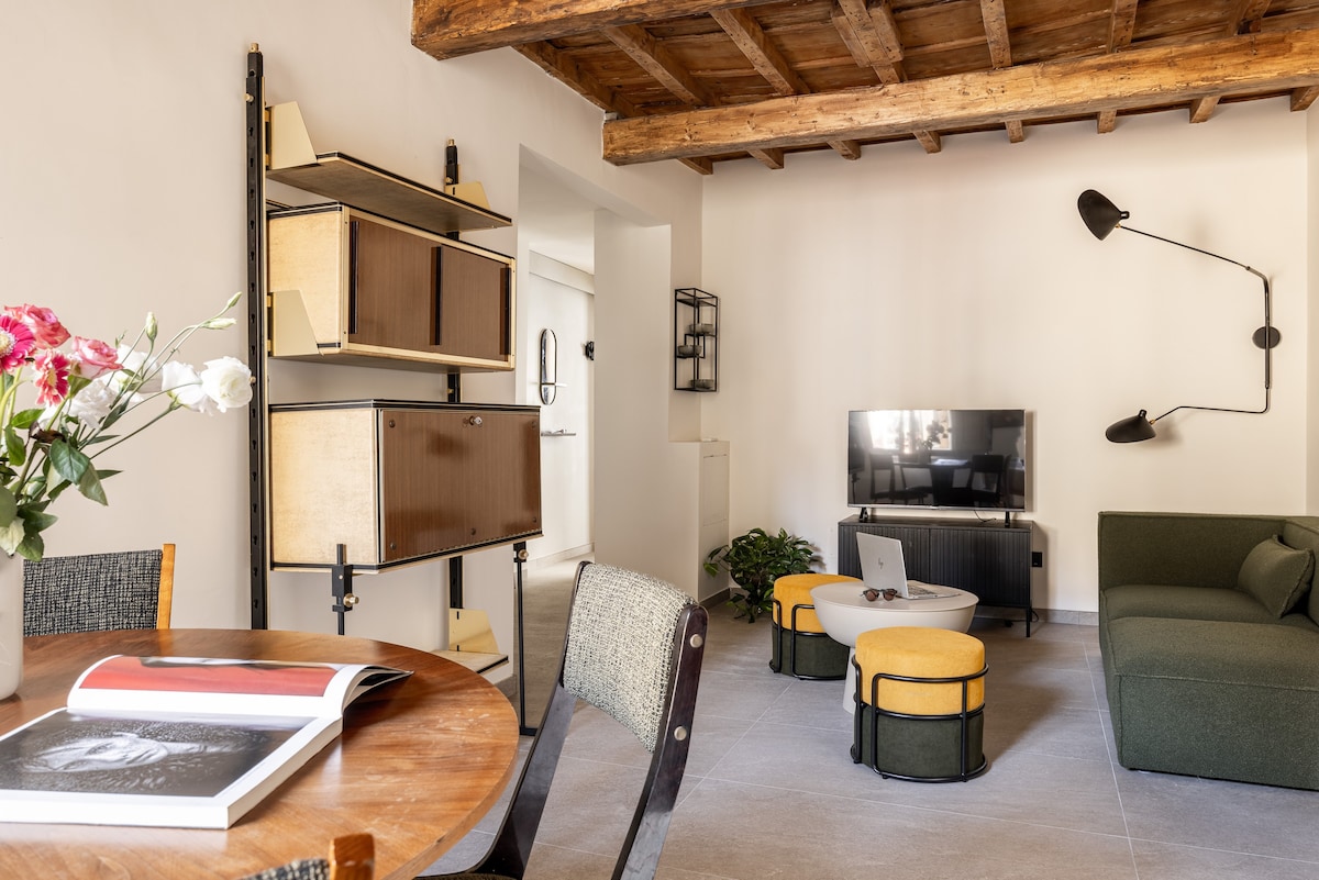 Një divan i rehatshëm në dhomën e ndenjjes për t 'u çlodhur dhe për t' u çlodhur.