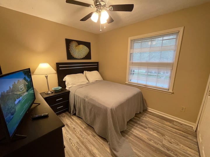 Full bed, flat screen tv, maraming storage 