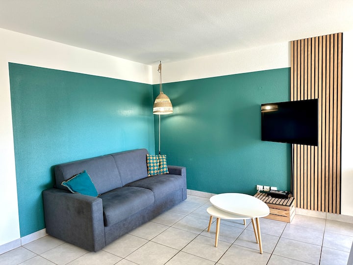 Გასაშლელი დივანი ნამდვილი მატრასით 140* 190 სმ. 
Მოსასვენებელი სივრცე მოსახსნელი ტელევიზორით და Wi ‑ Fi ქსელით უფასოდ. 