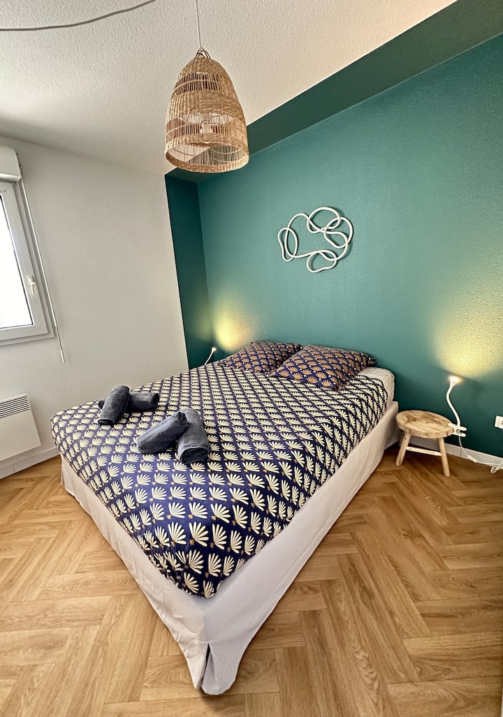 Ნათელი ოთახი შედგება 160* 200 სმ ზომის საწოლისგან 