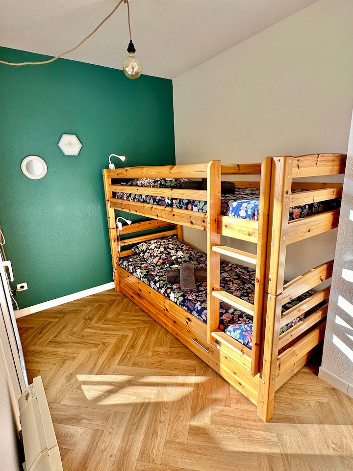 Საბავშვო ოთახი შედგება 2 ორსართულიანი საწოლისგან 90* 200 სმ. 
Ძალიან ნათელი ოთახი აივანზე ცალკე შესასვლელით. 