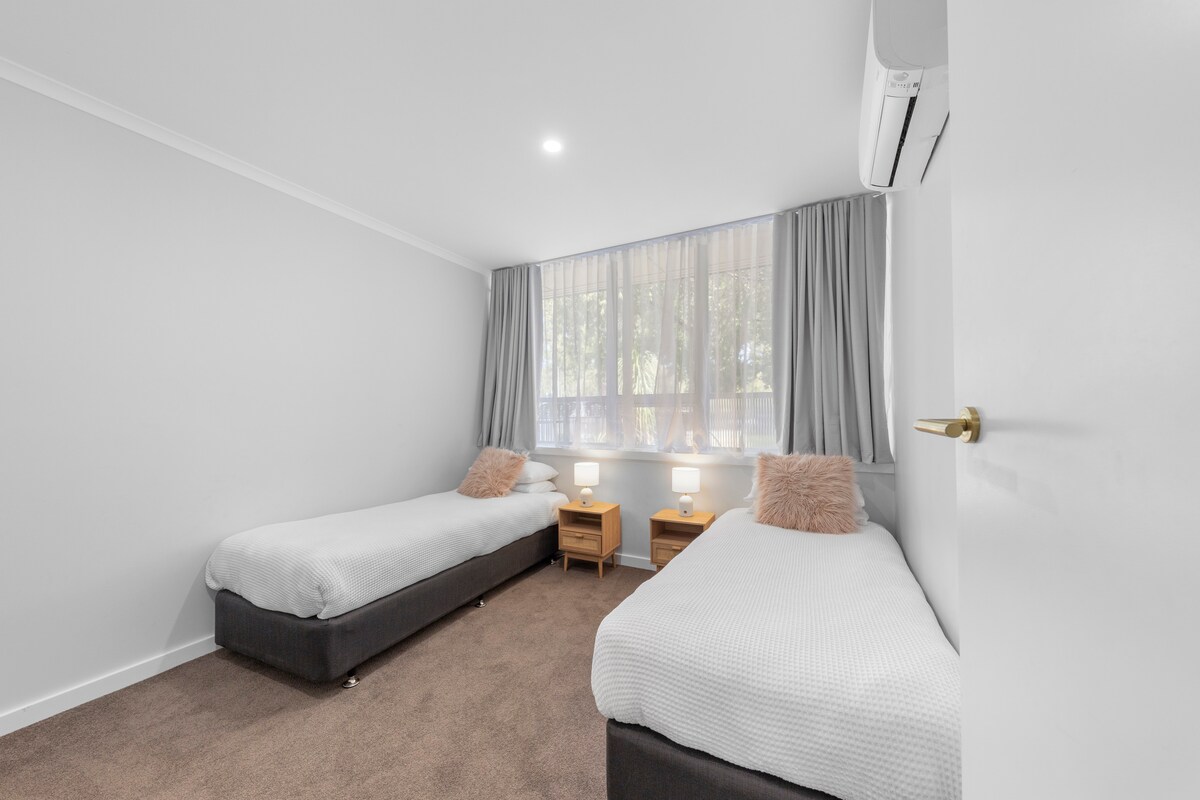 تحتوي غرفة النوم 2 على سريرين مفردين كبيرين، ومساحة عمل مخصصة إذا كنت بحاجة إلى مكان هادئ لإنجاز بعض الأعمال ومكيف هواء منفصل.  يمكن نقل الأسرّة معًا بسهولة إذا كان ذلك مفضلًا، ولكن يرجى ملاحظة أن إعداد بياضات السرير مخصص للأسرّة الفردية الكبيرة.