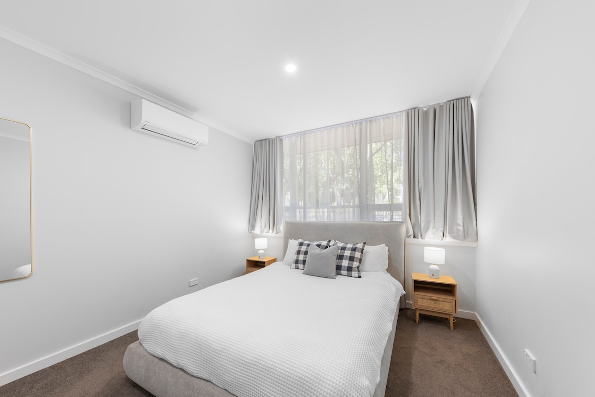 غرفة نوم واحدة مع سرير كوين عالي الجودة، وبياضات سرير قطنية 100%، ونظام تكييف هواء منفصل لراحة على مدار العام، وسجاد فخم وستائر عازلة للضوء لنوم رائع.