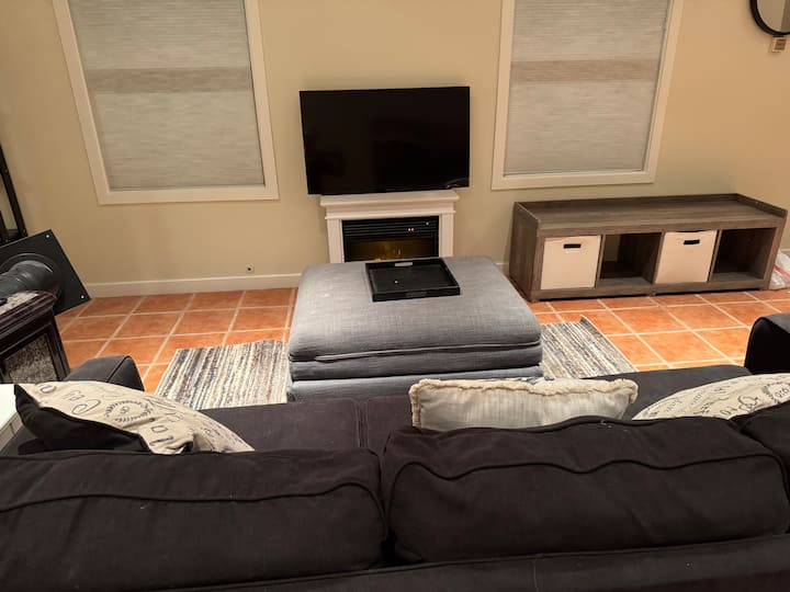 La sala de estar cuenta con sofá cama y otomana para alojar huéspedes adicionales.