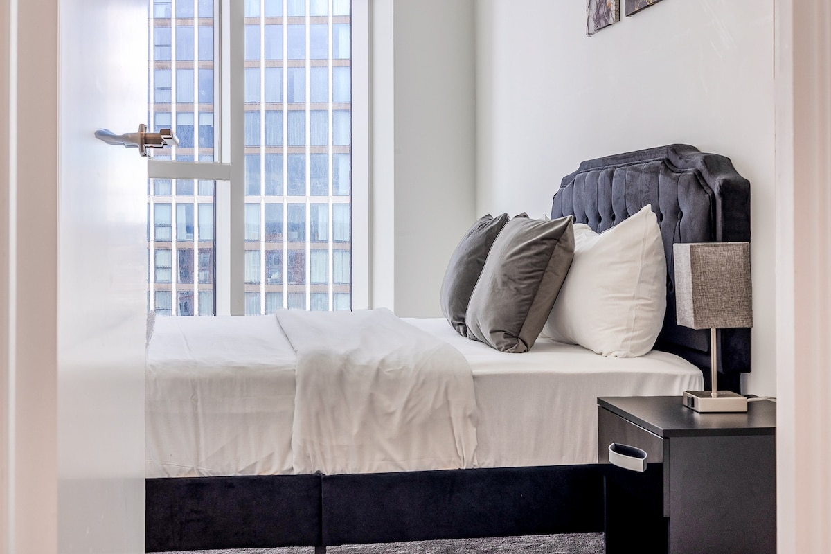 Hlavná spálňa má luxusnú manželskú posteľ, panoramatické okná a mäkkú posteľnú bielizeň hotelovej kvality pre maximálne pohodlie.