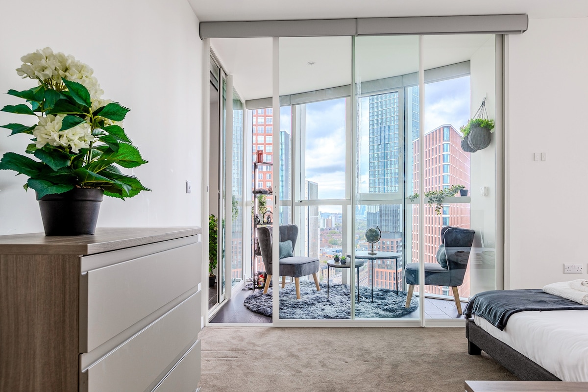 Táto útulná dvojlôžková spálňa ponúka priamy prístup na presklený balkón s posedením, ideálny na rannú kávu alebo večerný odpočinok.