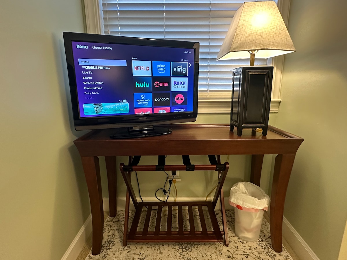 Roku ina vifaa vya televisheni na rafu ya mizigo. 