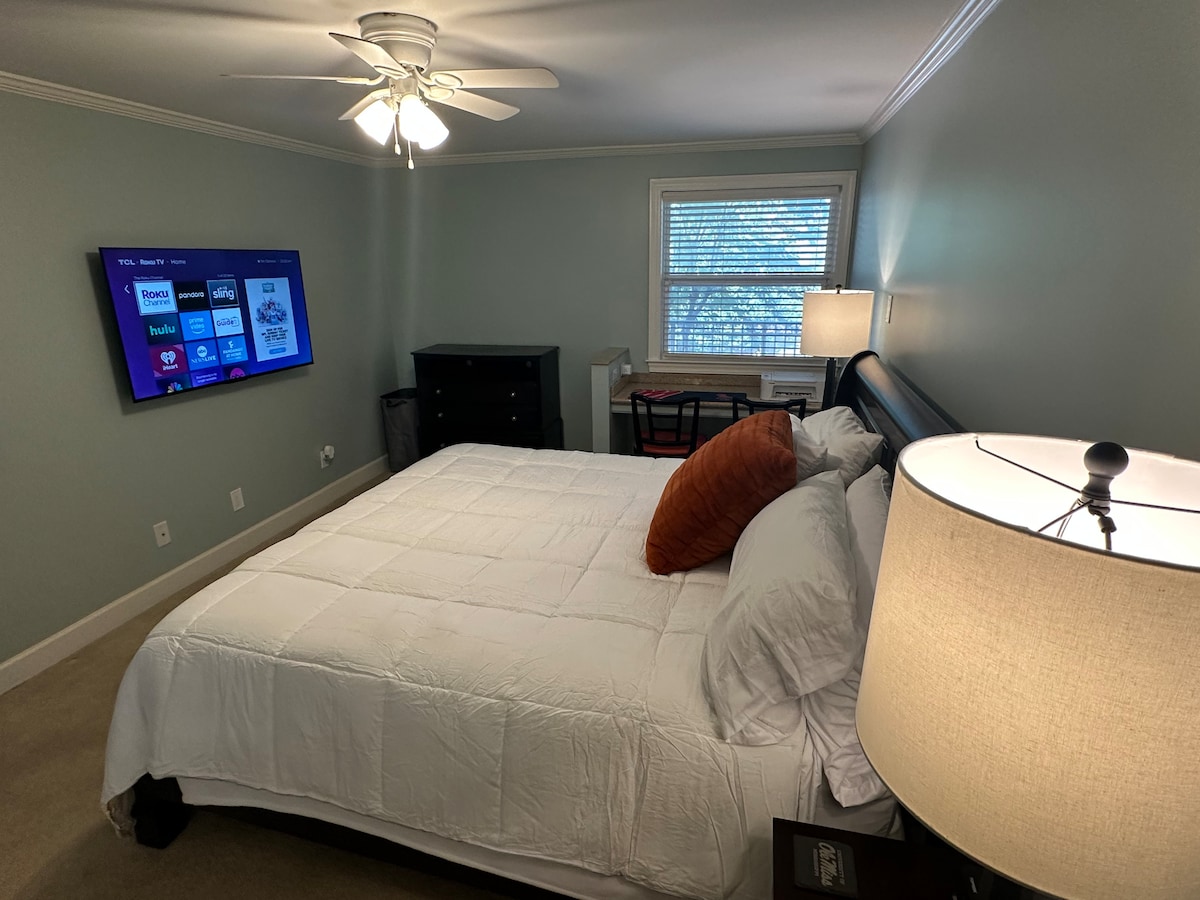 Kitanda cha ukubwa wa kifalme kilicho na televisheni ya inchi 55 ya Roku, roshani 2, kabati la kujipambia, saa ya king 'ora, feni ya juu na plagi nyingi. 