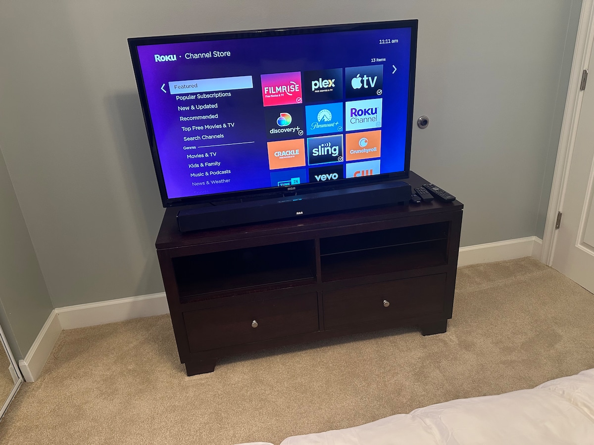 Roku ina televisheni iliyo na upau wa sauti, kabati la kujipambia. 