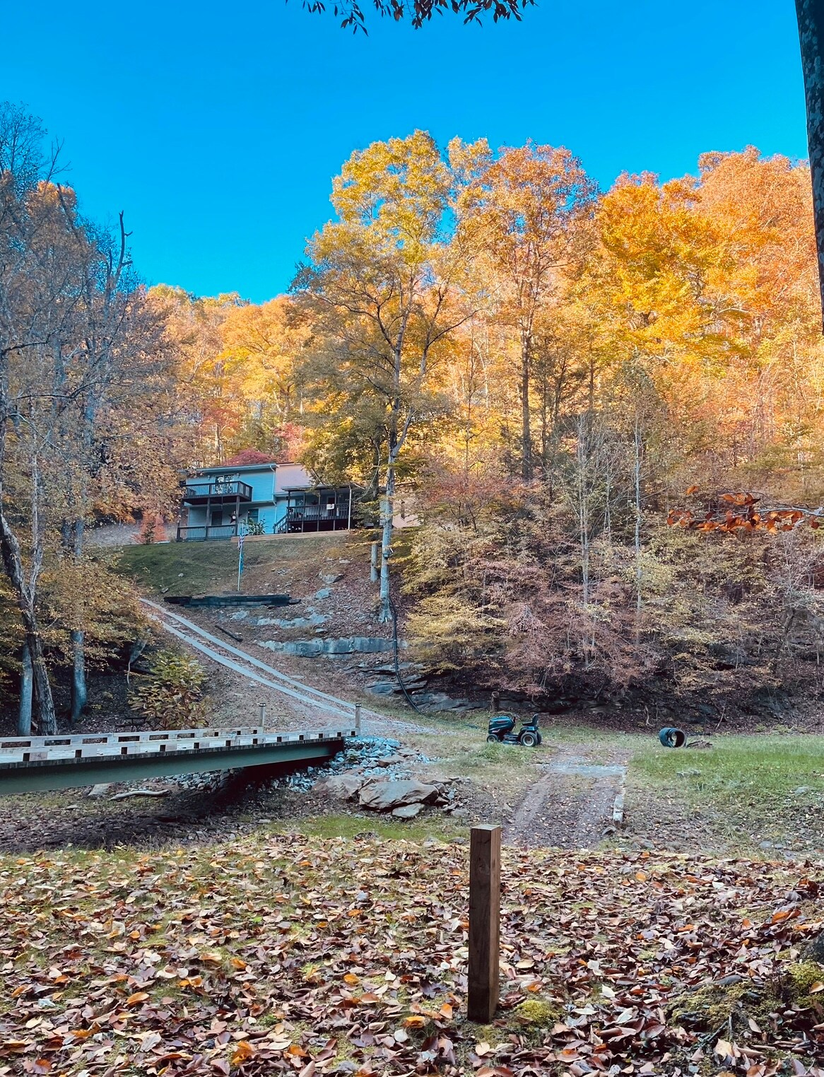Maison au sommet d'une colline au milieu des montagnes Maisons à