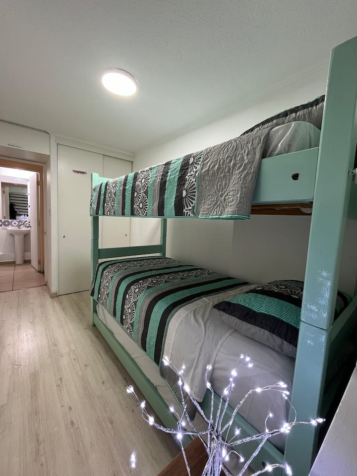 Kamarotë ose krevat marinari për 3 persona prej druri me dyshekë të rehatshëm me krevat tërheqës poshtë. Ajo sjell stabilitet dhe ngrohtësi si për fëmijët, adoleshentët ashtu edhe për të rriturit .