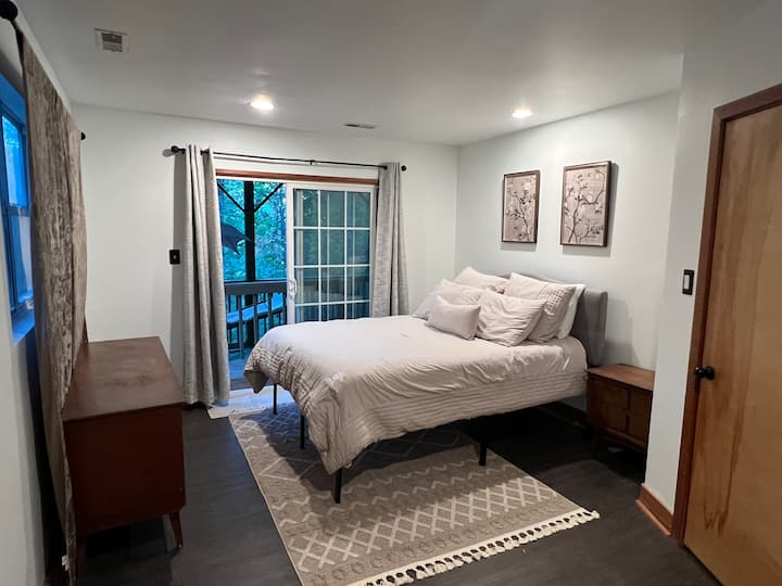 בחדר השינה הזה יש מיטת קווין סייז נוחה וגישה נוחה למרפסת הראשית התחתונה.