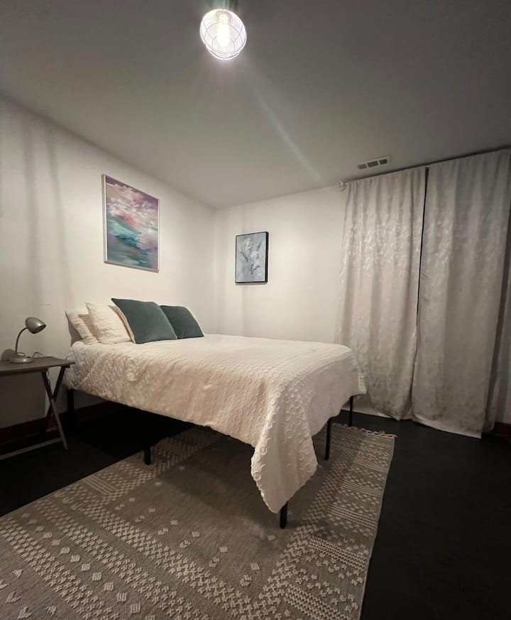 להירגע בחדר השינה הזה עם מיטת הקווין סייז הנוחה שלו.