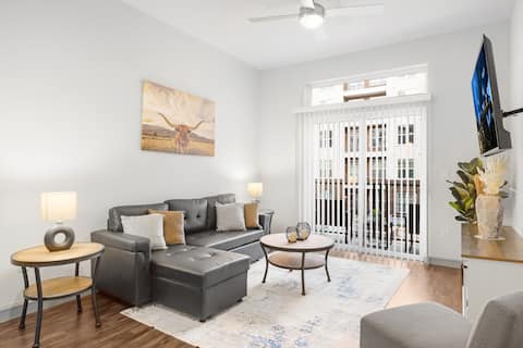 Successful Airbnb property: Downtown King 1BDR W/ Pool, Free Parking, Rooftop in Downtown